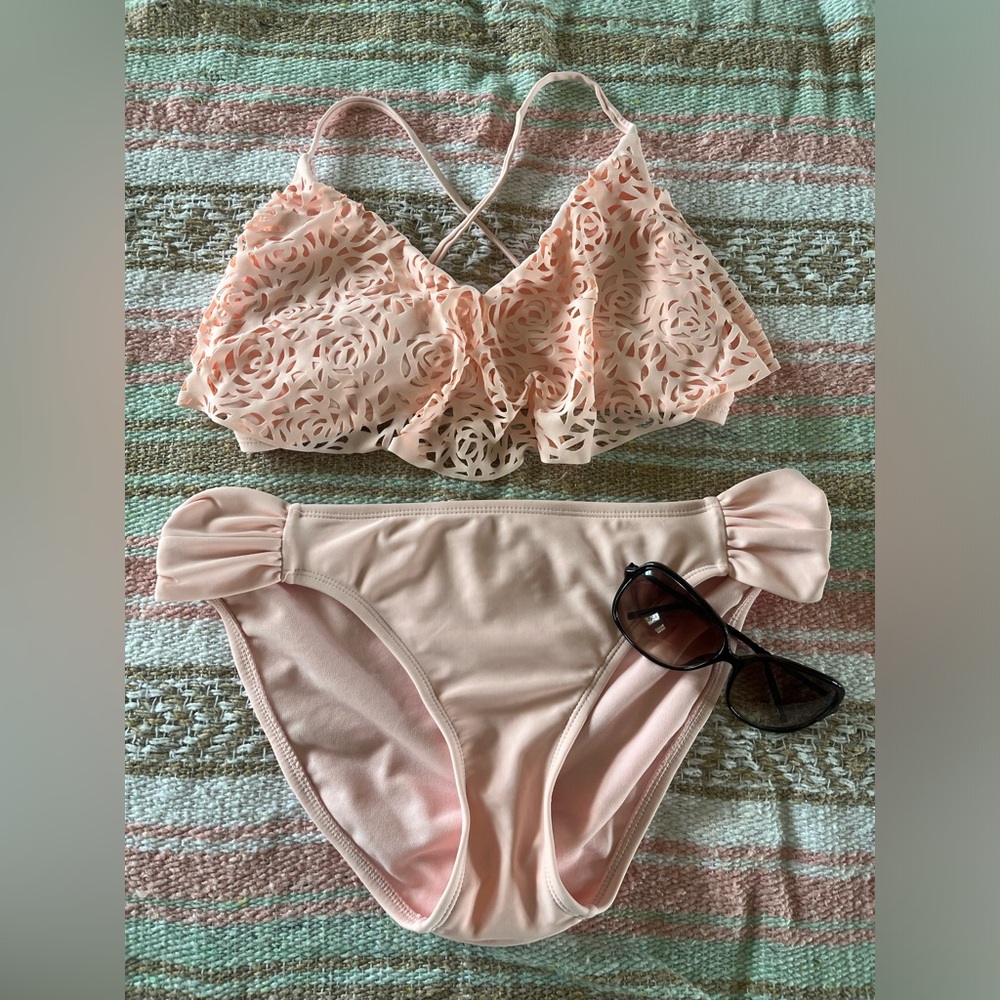 ** 3 for $20!
Xhilaration Pink Ruffle Bikini 👙